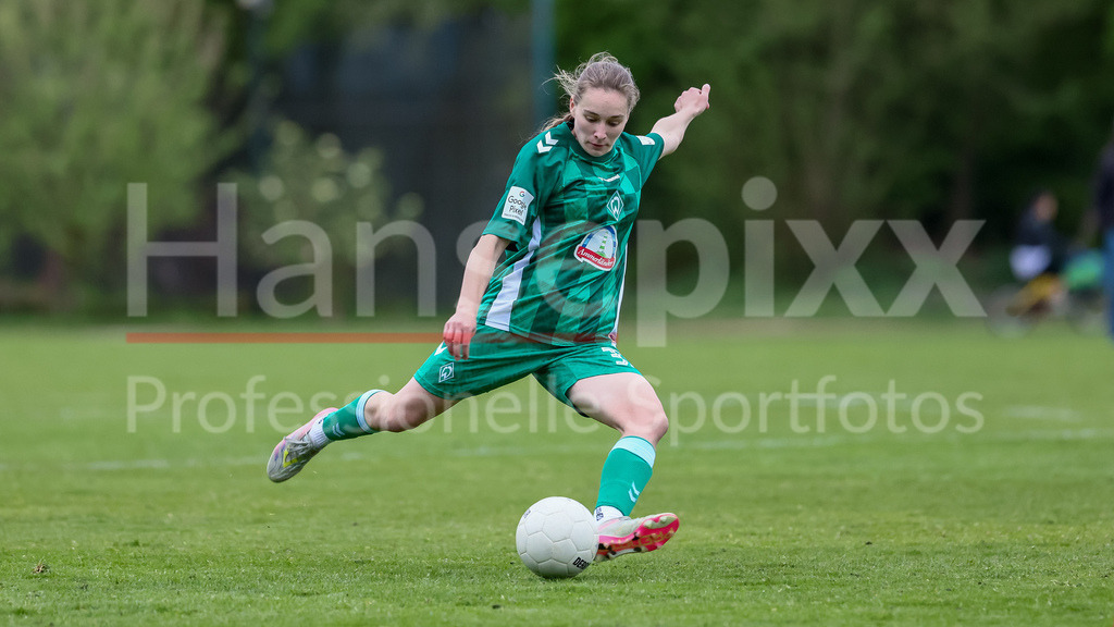 Fussball, Testspiel Frauen, ATS Buntentor - SV Werder Bremen | v.li.: Maria Penner (SV Werder Bremen, 33) am Ball, Freisteller, Einzelbild, Ganzkörper, Aktion, Action, Spielszene