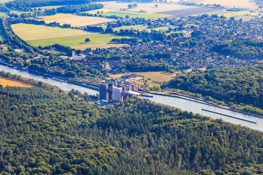 Luftbild: Schiffshebewerk und Schleusenanlagen am Ufer der Wasserstraße des Elbeseitenkanals in Scharnebeck im Bundesland Niedersachsen in Deutschland. Foto: IMG_110418.jpg vom 18.08.2018 durch Werner Riehm/FLY-FOTO.de
