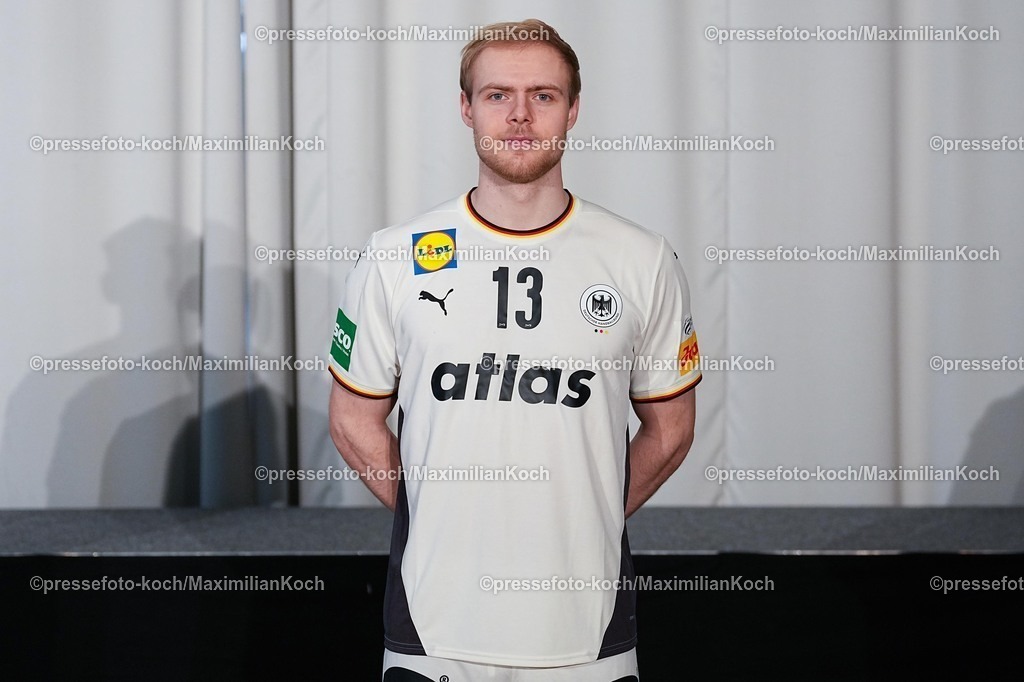 xYDRx12012601061 | 12.01.2026, xydrx, Handball, Portraittermin der Deutschen Nationalmannschaft in Hannover vor der EHF Euro 2026: Matthes Langhoff