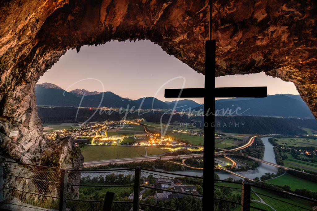 Kaiser-Max-Grotte | Blick aus der Kaiser-Max-Grotte auf Kematen zur Dämmerung