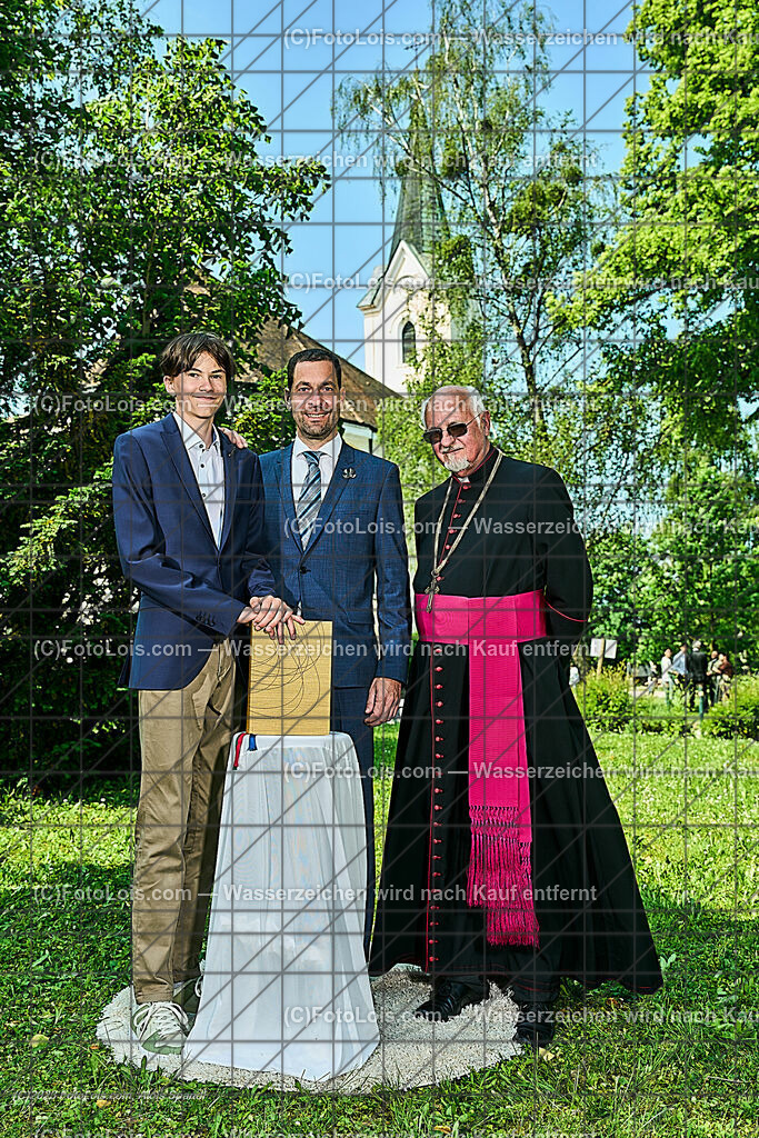 ALP2694_Pfarrfirmung Wieselburg_Firmling-Pate-Firmspender | (C)FotoLois.com, Alois Spandl, Pfarrfirmung in Wieselburg mit Firmspender Eduard Gruber (ehemaliger Generalvikar der Diözese St. Pölten), Firmling, Pate mit Firmspender und Familie, Sa 3. Juni 2023.