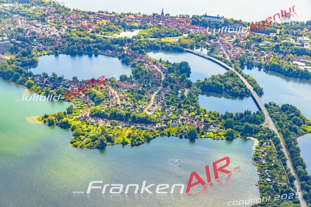 Luftbild Plön - Die Luftaufnahme wurde 2025 vom UL-Flugzeug heraus erstellt ( keine Drohne ) - Hochauflösende Luftaufnahme - für professionelle Ausdrucke geeignet. Die Geschenkidee !Hier alle&nbsp;Infos zur Lizenzierung der LuftaufnahmeWir fliegen auch dieses Jahr wieder in Ihre Region um Luftbilder zu erstellen.- Luftbild anfragen
