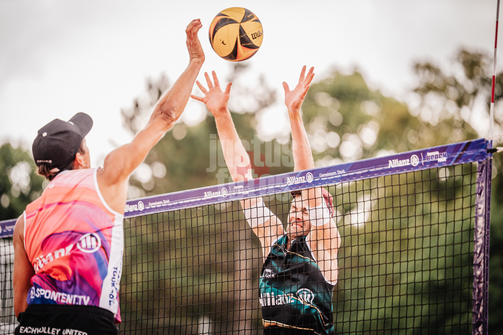 Beachvolleyball | München | Allianz German Beach Tour 2025 | Tourstop München | 03.07.2025 | v.l. Valentin Schneckenburger gegen Manuel Harms