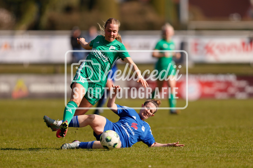 Fußball I Frauen I Saison 2025-2026 I Oberliga Niedersachsen I 17. Spieltag I TuS Lutten - BW Hollage-62 | Lena Hasenkamp (16, TuS Lutten) wird von Emily Grimm (12, BW Hollage) gefoult. - Realisiert mit Pictrs.com