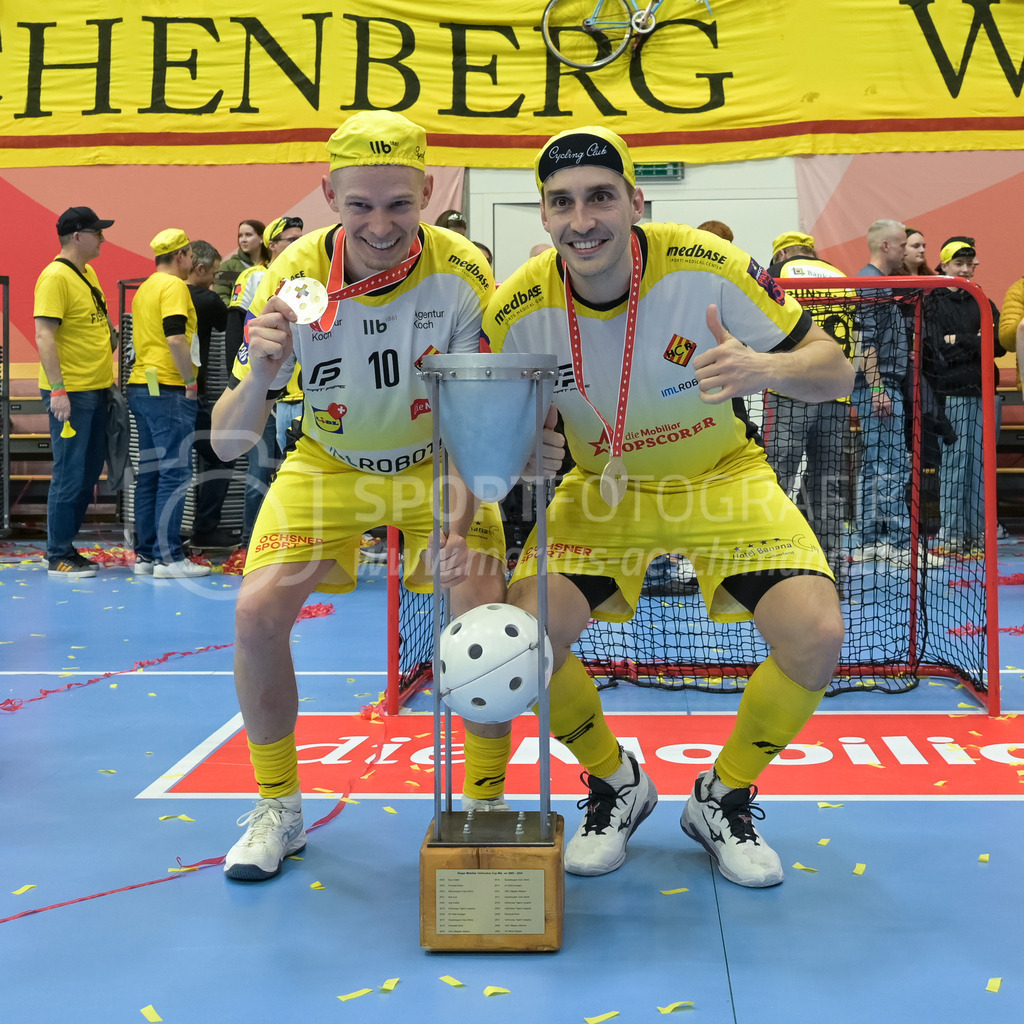 Zug United vs HC Rychenberg - 22. February 2025 | Zug United vs HC RychenbergSporthalle Wankdorf, BernMarkus Lindgjerdet (#10 HC Rychenberg Winterthur) und Manuel Maurer (#11 HC Rychenberg Winterthur) mit Pokal.Bild: Sportfotografie Markus Aeschimann | www.markus-aeschimann.ch - Realisiert mit Pictrs.com