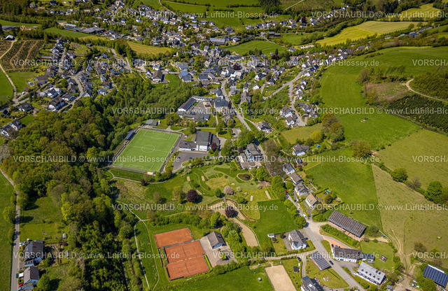 Schmallenberg230506290 | Luftbild, Sportplatz Fleckenberg, Park Rothswiese, Landhotel Gasthof Hubertus, Kath. Grundschule und kath. Kindergarten St. Antonius, Schmallenberg, Sauerland, Nordrhein-Westfalen, Deutschland