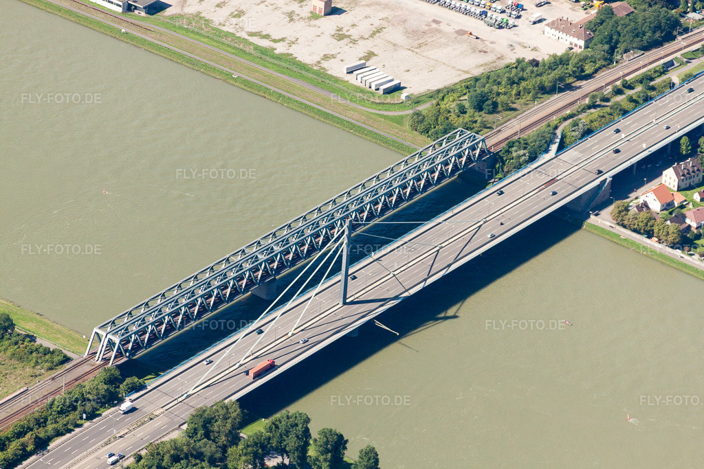 Luftbild: Fluß - Brückenbauwerk über den Rhein im Ortsteil Knielingen in Karlsruhe im Bundesland Baden-Württemberg in Deutschland. Foto: IMG_32164.jpg vom 20.08.2010 durch Werner Riehm/FLY-FOTO.de