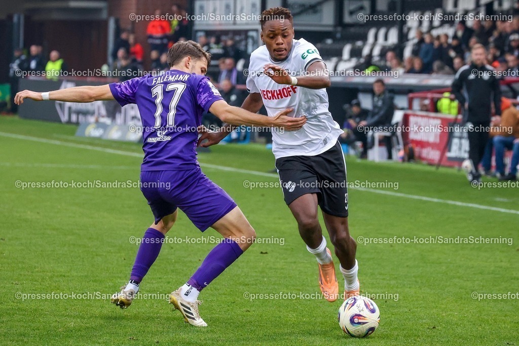 xSSCx08112501130 | 08.11.2025, xsscx, Fuﬂball 3. Liga, SC Verl - FC Erzgebirge Aue, 14. Spieltag, Sportclub Arena, Saison 2025 2026: Pascal Fallmann (Erzgebirge Aue #17) im Zweikampf gegen Chilohem Onuoha (SC Verl #27) DFB regulations prohibit any use of photographs as image sequences and or quasi-video.