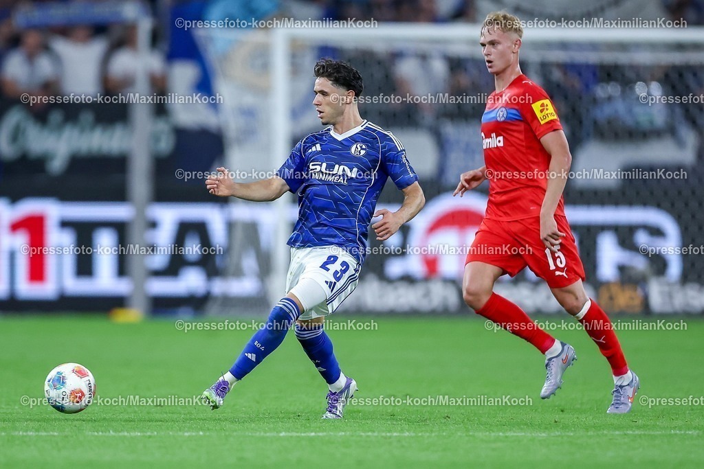 S0413092501098 | 13.09.2025, Fußball, FC Schalke 04 - Holstein Kiel, 5.Spieltag, 2. Fußball Bundesliga, Veltins-Arena Gelsenkirchen, Saison 2025 2026: Soufiane El-Faouzi (Schalke04 #23) im Zweikampf gegen  Kasper Davidsen (Holstein Kiel #15) DFB regulations prohibit any use of photographs as image sequences and or quasi-video.