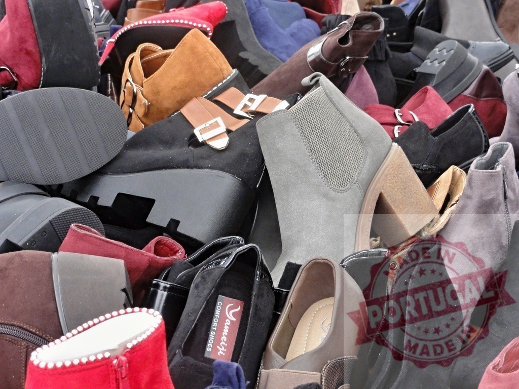 Heap of various women's shoes and boots | Large pile of assorted shoes and boots showing fashion, retail, and consumerism - Realisiert mit Pictrs.com