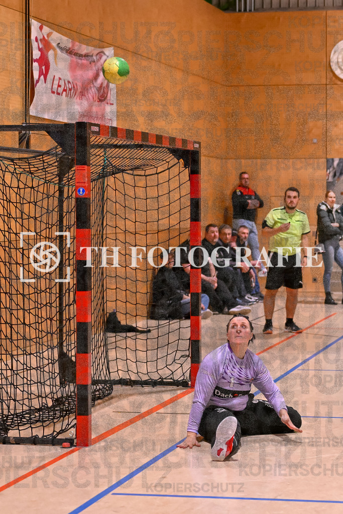 GER, SG Maulburg/Steinen - SG Muggensturm/Kuppenheim, Handball, Suedbadenliga, 17. Spieltag, Saison 2023/2024, 09.03.2024 | Stefanie Kovacic (SG Maulburg/Steinen, #01) schaut dem Ball hinterher.

GER, SG Maulburg/Steinen - SG Muggensturm/Kuppenheim, Handball, Suedbadenliga, 17. Spieltag, Saison 2023/2024, 09.03.2024

Foto: TH Fotografie/Thomas Hess