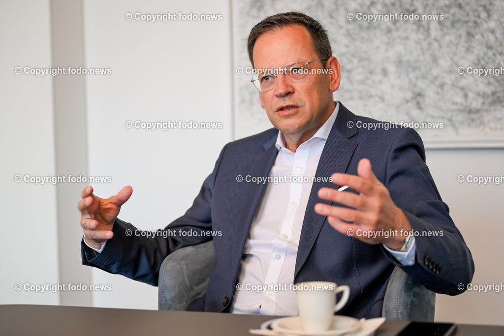 Klaus Kumpfmueller (Vorstandsvorsitzender der Hypo Oberoesterreich)_ 16.04.2024-27 | 16.04.2024, Linz, AUT, Hypo Oberoesterreich, Linz, im Bild Klaus Kumpfmueller (Vorstandsvorsitzender der Hypo Oberoesterreich)