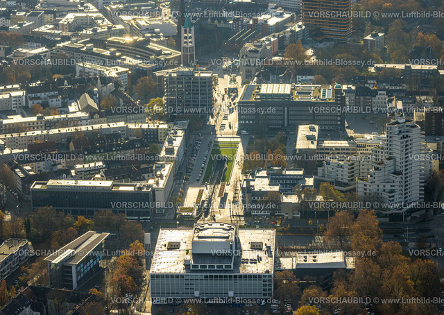 Gelsenkirchen231104299 | Luftbild, City Altstadt Ebertstraße Grünstreifen mit Straßenbahnunterführung und Fritz-Rahkob-Platz, Musiktheater im Revier Gelsenkirchen (MIR), Hans-Sachs-Haus und City Hochhaus Weißer Riese, Heinrich-König-Platz mit Altstadtkirche und Probsteikirche St. Augustinus, umgeben von herbstlichen Laubbäumen, Stadtmitte, Gelsenkirchen, Ruhrgebiet, Nordrhein-Westfalen, Deutschland