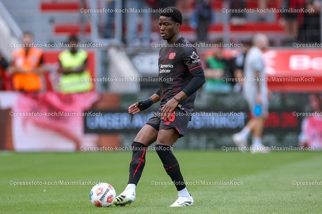 B0405082501027 | 05.08.2025, Fußball, Bayer 04 Leverkusen - Pisa Sporting Club, Testspiel, Saisoneröffnung in der BayArena, Saison 2025 2026: Axel Tape (Bayer04 #16)  DFB regulations prohibit any use of photographs as image sequences and or quasi-video.
