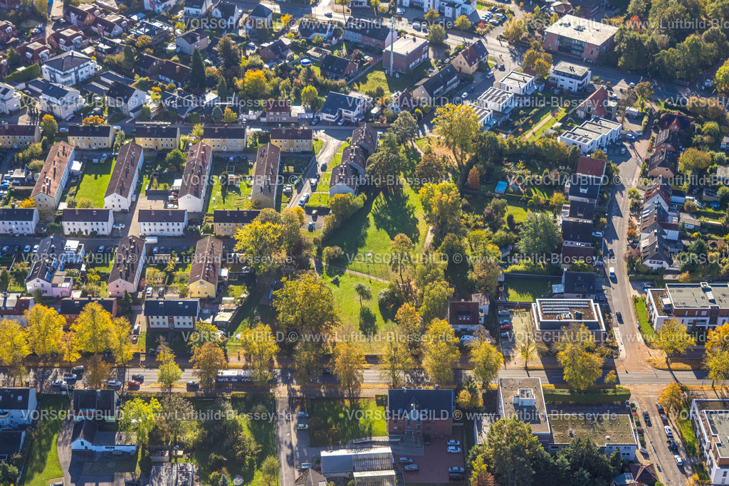 Hamm251001196 | Luftbild, Wiesenfläche in der Reihenhaus-Wohnsiedlung Lippestraße, Uentrop, Hamm, Ruhrgebiet, Nordrhein-Westfalen, Deutschland