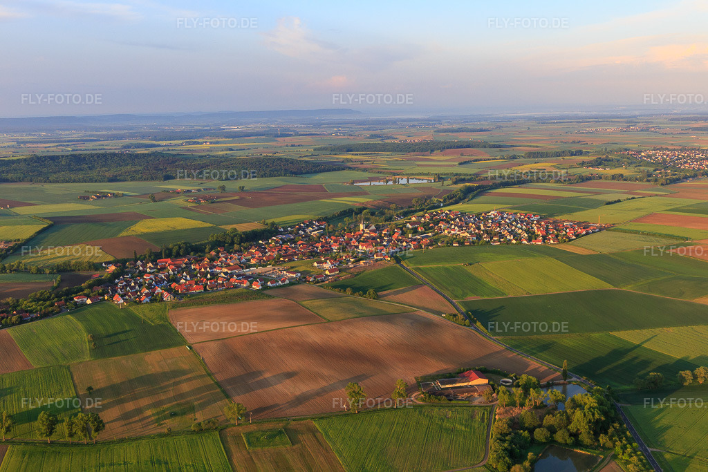 Luftbild: Ortsansicht aus Norden in Dingolshausen im Bundesland Bayern in Deutschland. Foto: IMG_107203.jpg vom 10.05.2018 durch Werner Riehm/FLY-FOTO.de