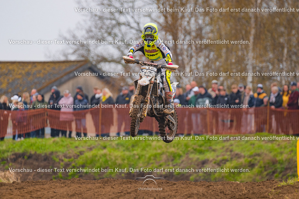 20260412_MCCBensdorf-1243 | Sportfotografin aus Berlin-Brandenburg mit Fokus auf Motocross. Ich halte deine sportliche Leistung und echte Emotionen auf und neben der Strecke professionell fest. Entdecke die Fotos von deinem Rennen und bestelle sie direkt hier im Shop.