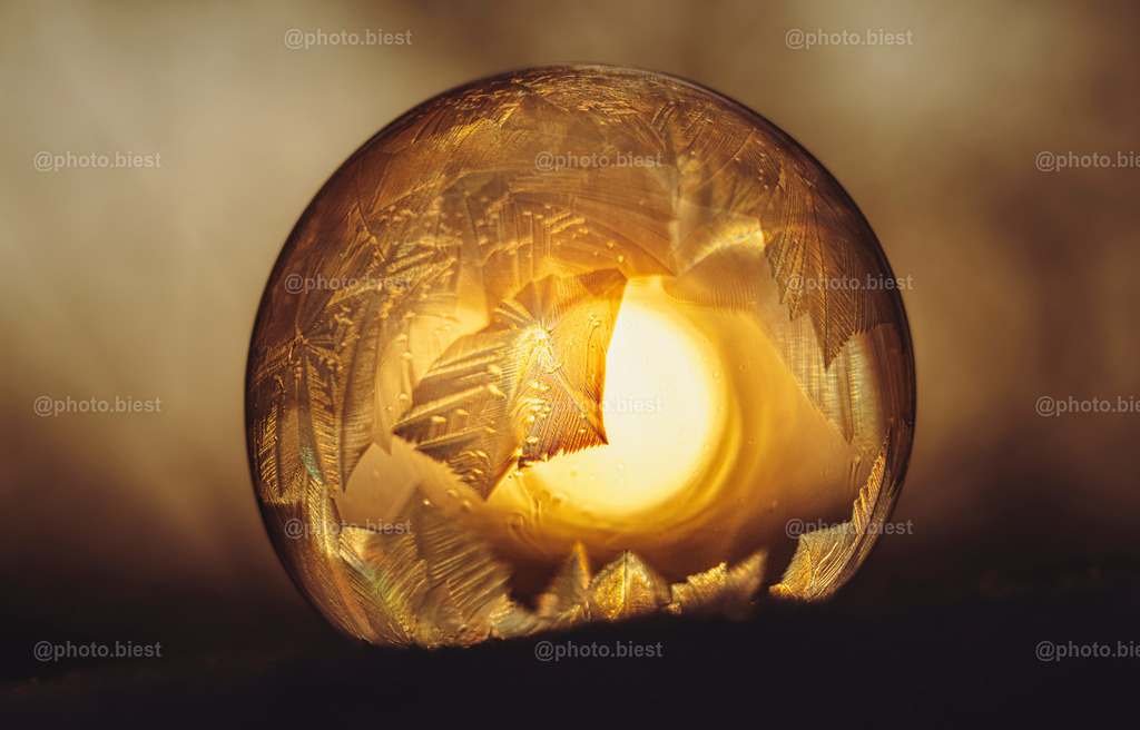 World in Flames | Die untergehende Sonne in einer gefrorenen Seifenblase. - Realisiert mit Pictrs.com