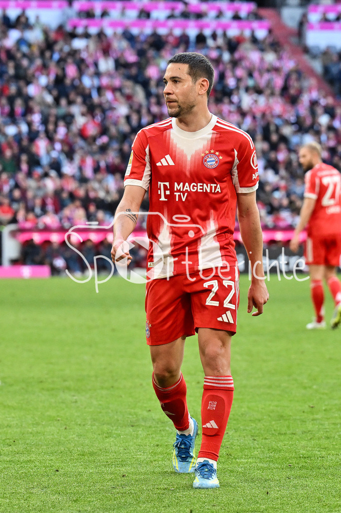 FC Bayern München - VfB Stuttgart | MUNICH, GERMANY - 19. APRIL: Raphael GUERREIRO (FC Bayern Munich 22) during the Bundesliga Match between FC Bayern Munich vs. VfB Stuttgart at Matchday 30 at Allianz Arena / DFL REGULATIONS PROHIBIT ANY USE OF PHOTOGRAPHS AS IMAGE SEQUENCES AND/OR QUASI-VIDEO