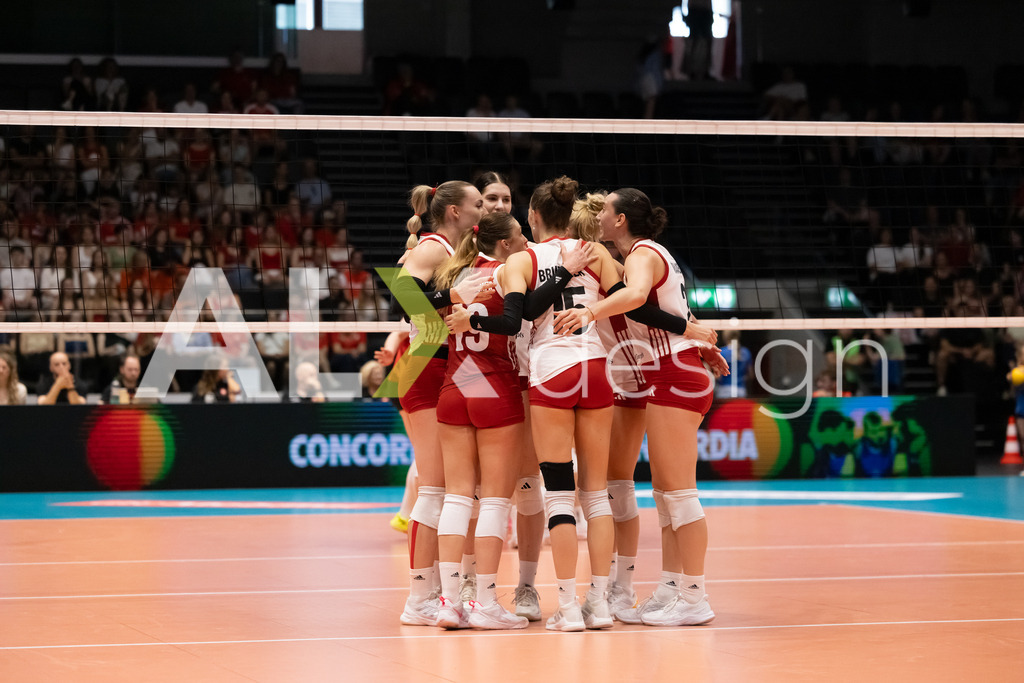 Austria v Switzerland - CEV European League Women | KRIENS, SWITZERLAND - JUNE 14: Team of Austria celebrating during the CEV European League match between Austria and Switzerland at Pilatus Arena on June 14, 2026 in Kriens, Switzerland. - Realisiert mit Pictrs.com