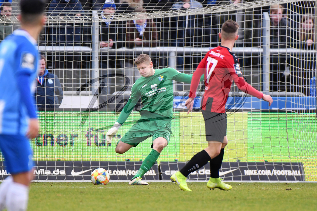20200201_MEPCHE_0109 | Fußball, Herren: Torhueter Jakub Jakubov (Chemnitzer FC) in Aktion, am Ball, Einzelaktion waehrend des Spiels der 3. Liga zwischen SV Meppen und Chemnitzer FC in der Haensch-Arena am 01.02.2020 in Meppen, Deutschland. DFB / DFL REGULATIONS PROHIBIT ANY USE OF PHOTOGRAPHS AS IMAGE SEQUENCES AND/OR QUASI-VIDEO. - Realisiert mit Pictrs.com