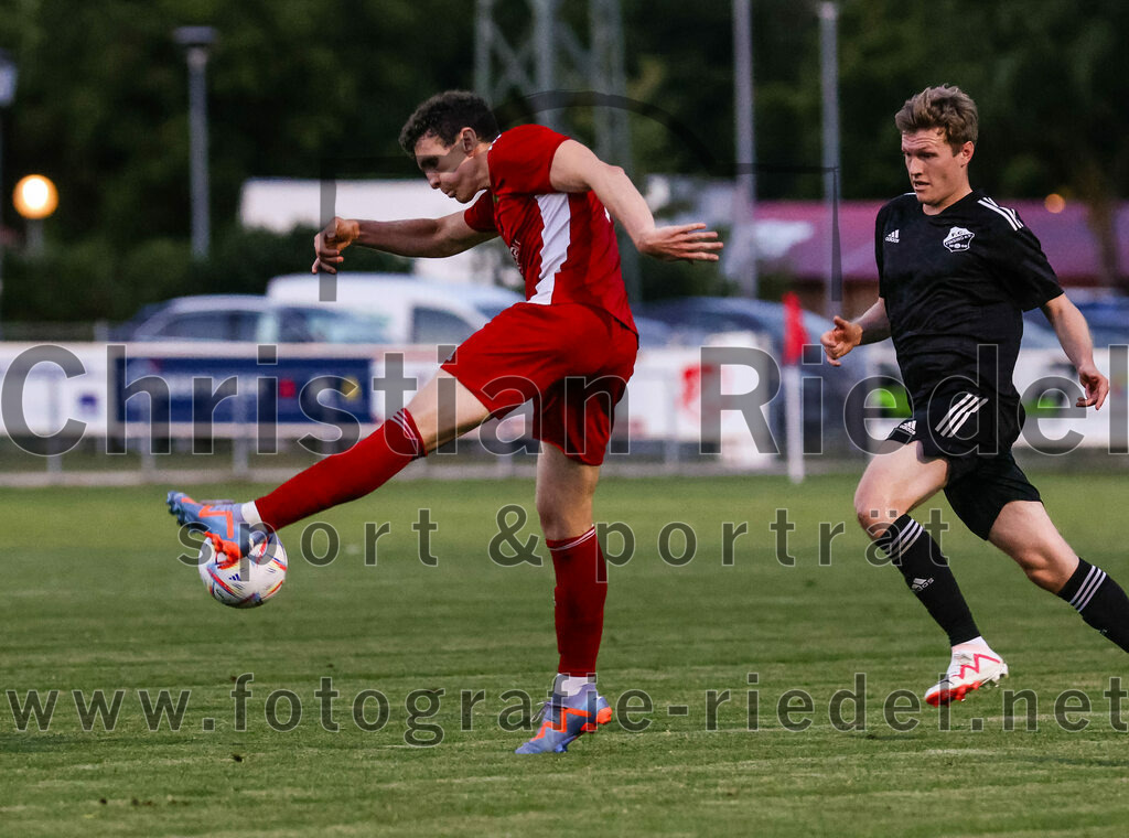 2023-07-20_067_FC_Finsing_gegen_TSV_Wartenberg | Finsing, Deutschland, 20.07.2023:
Fußball, Kreisliga 2023 / 2024, Testspiel, FC Finsing gegen TSV Wartenberg, Endergebnis: 1:0

Daniel Werner (TSV Wartenberg, #7), Fabian Kövener (FC Finsing, #12)

Foto: Christian Riedel / fotografie-riedel.net