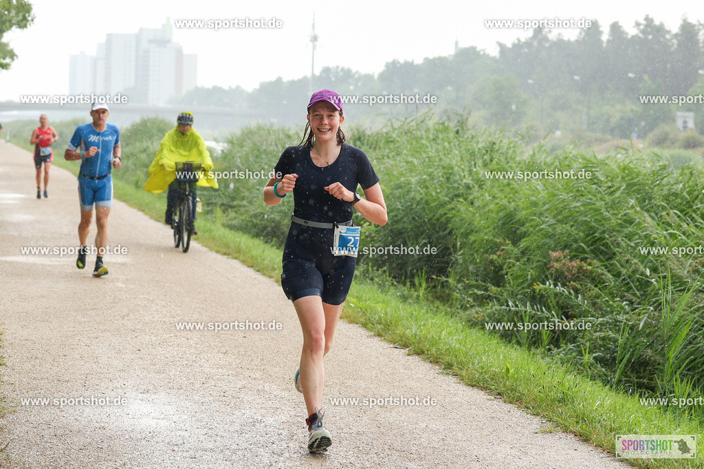 LUR_1356 | 34. M-net Erlanger Triathlon 2025 #erlangertriathlon  #mnettriathlon2025 #mnettriathlon #team #olympischedistanz #mitteldistanz #triathlon #maindonaukanal  #erlangertriathlon2025 #yourpictrs #tv1848 #tv1848erlangen  #triathlonbayern #sportinerlangen #demsportverbunden #sportshot_your_pictrs Copyright: www.sportshot.de