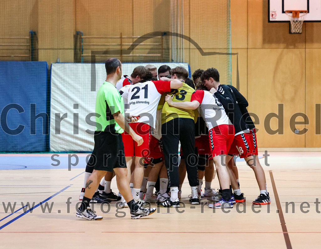 2022-10-08_009_SpVgg_Altenerding_gegen_ASV_Dachau | Erding, Deutschland, 08.10.2022:
Handball, Bezirksoberliga Männer 2022 / 2023, 4. Spieltag, SpVgg Altenerding gegen ASV Dachau, Endergebnis: 23:23

Severin Lößl (SpVgg Altenerding, #21), Jannik Fleps (SpVgg Altenerding, #33), Quirin Huber (SpVgg Altenerding, #8)

Foto: Christian Riedel / fotografie-riedel.net
