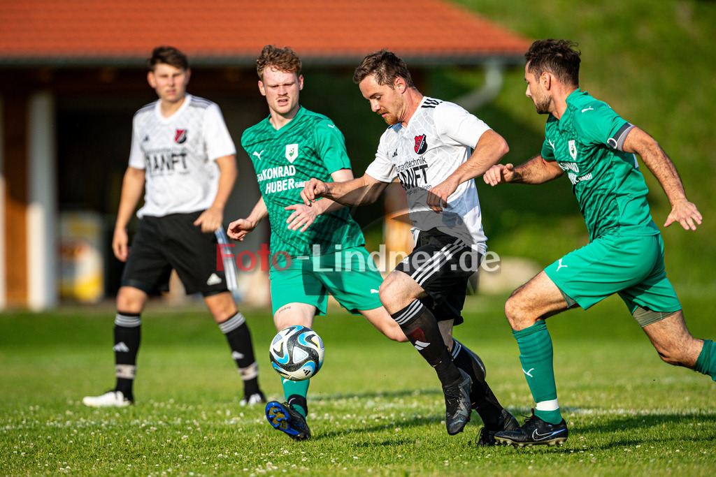 TSV Hohenpeißenberg vs. SV Haunshofen | Toto-Pokal Kr. Zugspitze West 2024 T16, TSV Hohenpeißenberg vs. SV Haunshofen, 20240724,Lukas RAUSCHENBACH (TSVHP 25) setzt sich durch,2024-07-24 in Hohenpeißenberg (Sportplatz Hohenpeißenberg)Lukas RAUSCHENBACH (TSVHP 25), Tim FREIWALD (SVH 22), Frederic BREDIN (SVH 14)Copyright: WolfgangxLindner www.foto-lindner.de