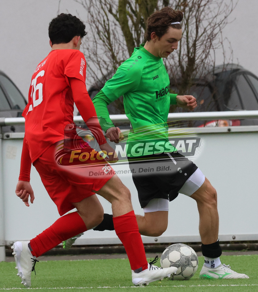 SV Rödinghausen - FC Iserlohn | Auf dem Bild zu sehen: grün SV Rödinghausen: Tim Justus Hollensteiner ; rot FC Iserlohn: Orhan KocakSV Rödinghausen, FC Iserlohn, Saison 25/26, B-Jugend Westfalenliga, Deutschland - Realisiert mit Pictrs.com