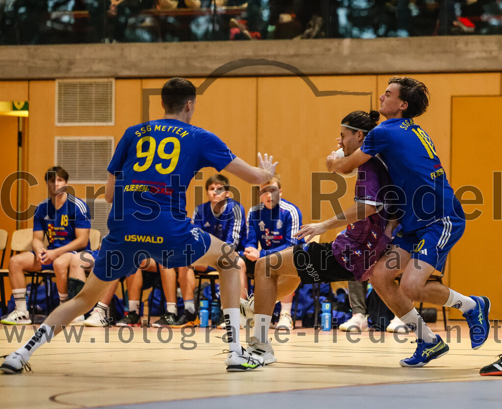 2024-10-13_022_SpVgg_Altenerding_gegen_SSG_Metten | Erding, Deutschland, 13.10.2024:Handball, Bezirksoberliga Männer 2024 / 2025, 4. Spieltag, SpVgg Altenerding gegen SSG Metten, Endergebnis: 40:22Patrick Sigl (SSG Metten, #99), Luis Leitner (SpVgg Altenerding, #26), Vincent Muhr (SSG Metten, #10)Foto: Christian Riedel / fotografie-riedel.net