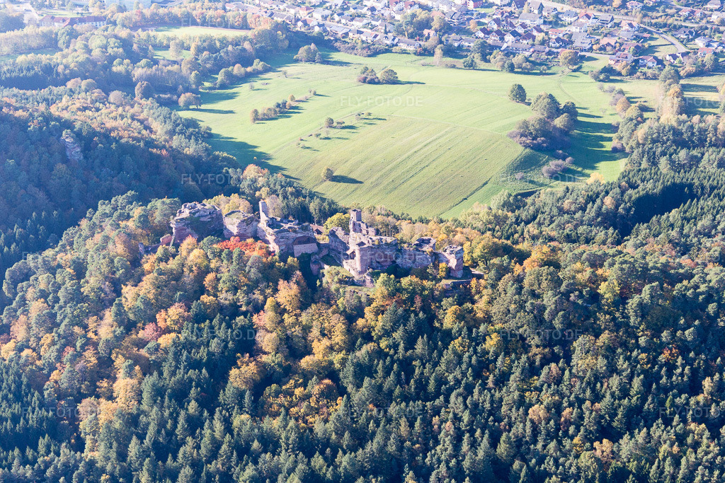 Luftbild: Dahn, Ruine Alt-Dahn in Dahn im Bundesland Rheinland-Pfalz in Deutschland. Foto: IMG_104012.jpg vom 14.10.2017 durch Werner Riehm/FLY-FOTO.de
