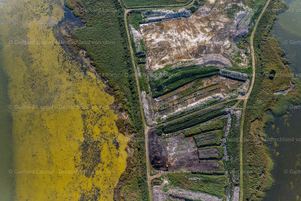 4061742 | Nationalpark Vorpommersche Boddenlandschaft, BARTH 08.09.2021 Torf- Abbau auf den Moor- Feldern am Barther Bodden an der Straße Fahrenkamp in Barth im Bundesland Mecklenburg-Vorpommern, Deutschland. // Peat degradation on the moor fields on Barther Bodden on street Fahrenkamp in Barth in the state Mecklenburg - Western Pomerania, Germany. Foto: Gerhard Launer