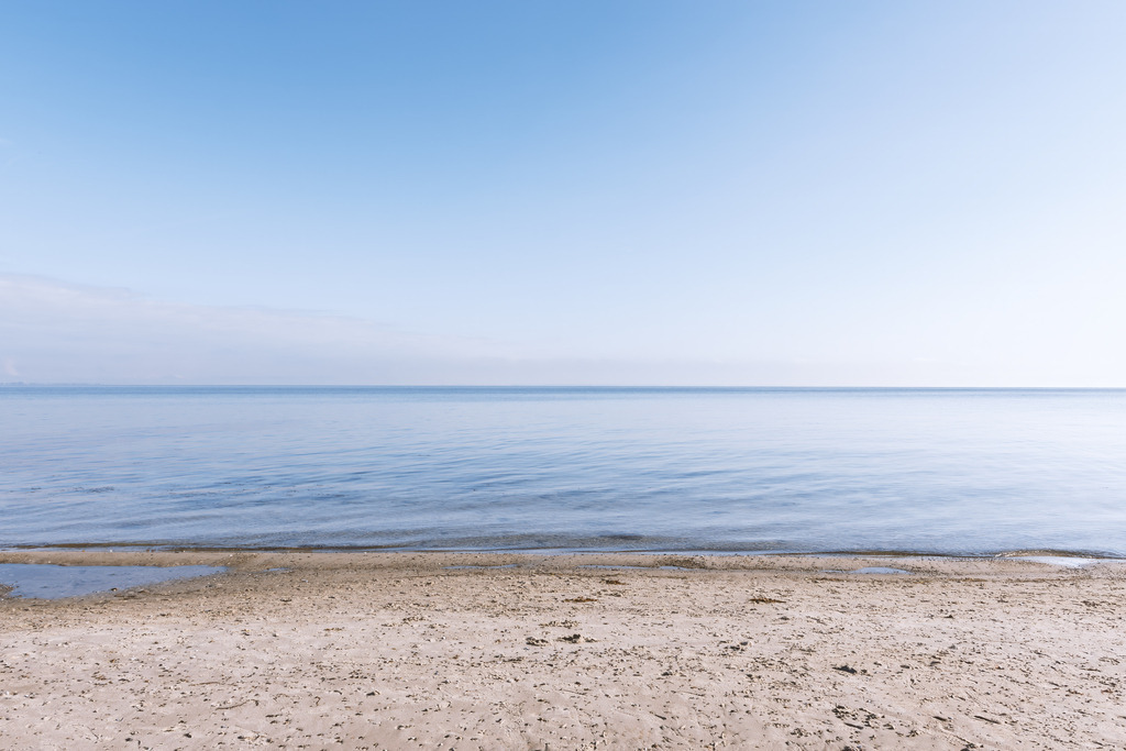 116-falshoeft-ostsee-weite-meer-minimalismus-wandbild | Hochwertige Motive der Ostsee und Schlei auf Acrylglas, Leinwand, Alu‑Dibond, Akustikbildern und FineArt‑Papier. Wandbilder für Zuhause, Büro und Praxis. Kostenloser Versand in Deutschland.