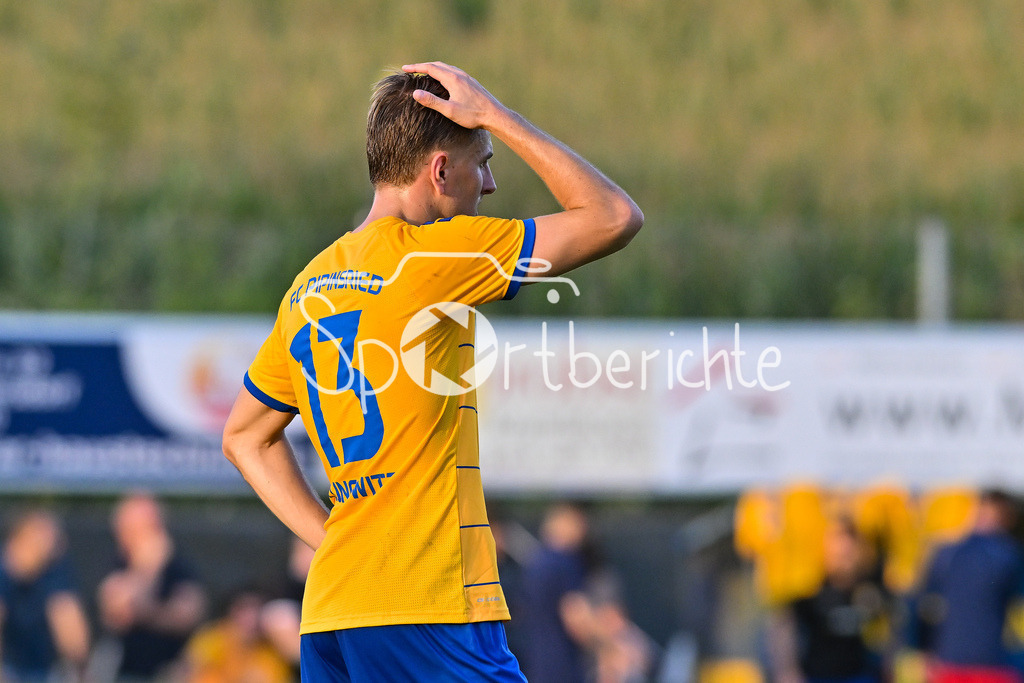 FC Pipinsried - SV Wacker Burghausen | ein enttäuschter Alexander LUNGWITZ (FC Pipinsried 13) nach der Partie gegen Burghausen / Einzelfoto / Freisteller / Landespokal Bayern: FC Pipinsried - SV Wacker Burghausen; Küchenstadel-Arena am 26.08.2025