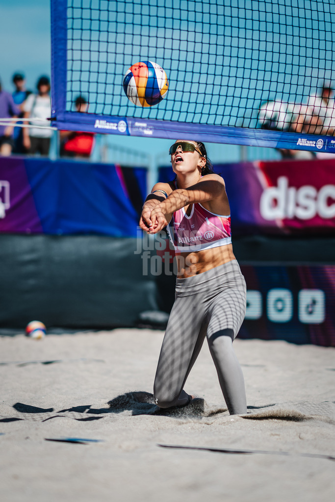 Beachvolleyball | Frauen | Allianz German Beach Tour 2024 | Tourstop Kühlungsborn | 11.08.2024 | Janne Uhl spielt den Ball