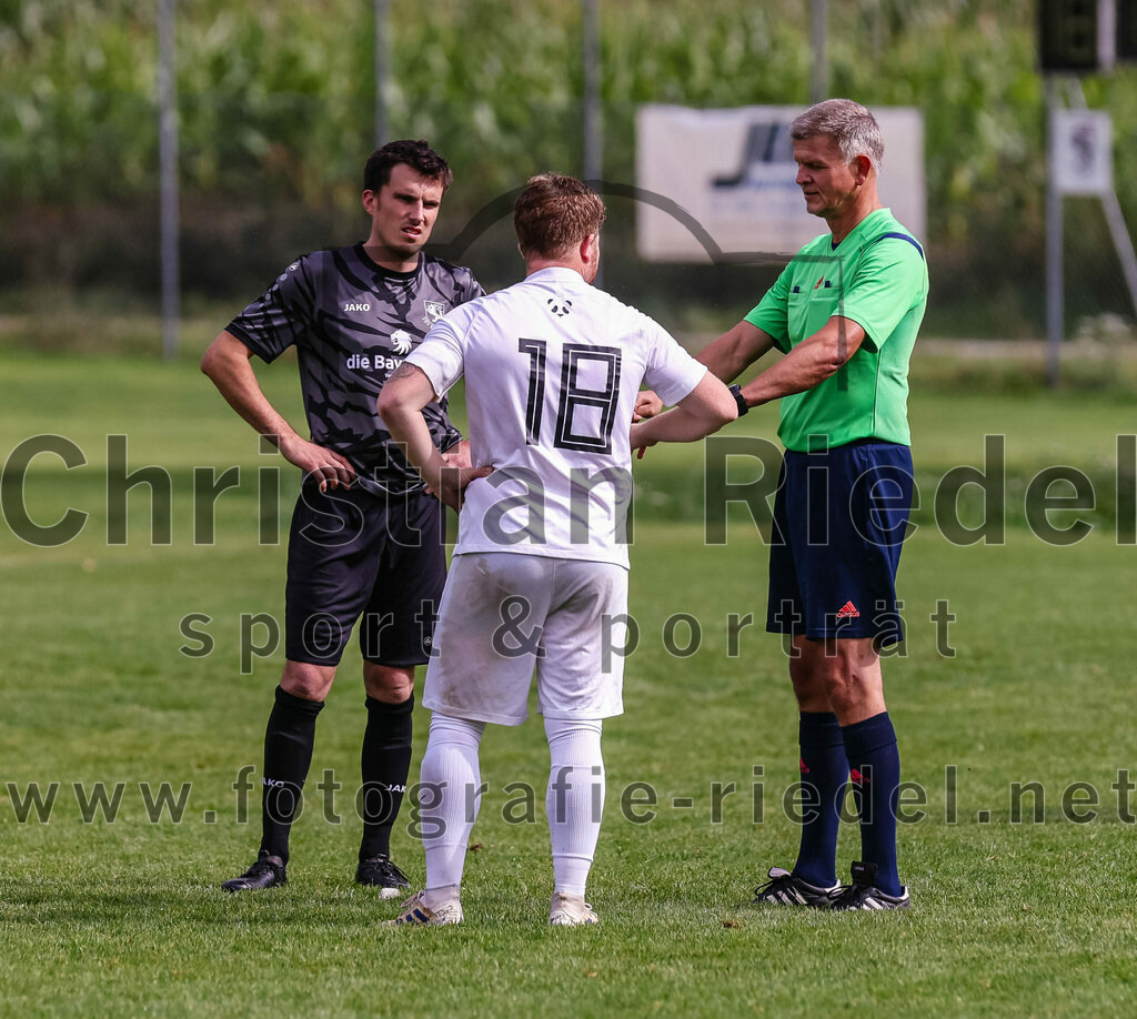 2023-08-27_005_TSV_Egmating_II_gegen_SG_Grasbrunn-Haar_II | Egmating, Deutschland, 27.08.2023:
Fußball, B-Klasse 2023 / 2024, 2. Spieltag, TSV Egmating II gegen (SG) Grasbrunn / Haar II, Endergebnis: 1:2

Markus Deuter (TSV Egmating, #6), Christian Fellner ((SG) Grasbrunn / Haar II, #18), Schiedsrichter Christian Amann

Foto: Christian Riedel / fotografie-riedel.net