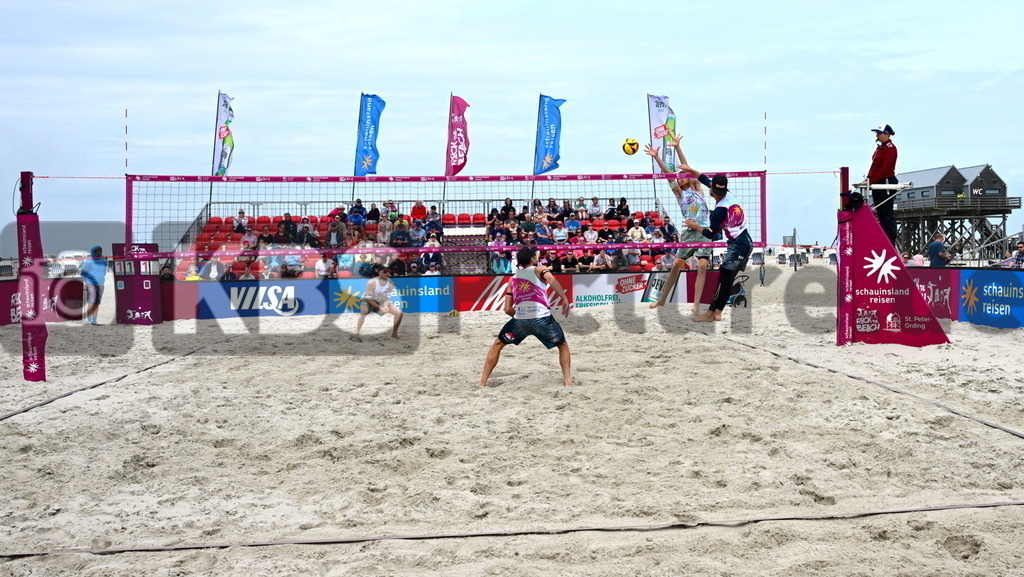 KBS Picture_Rock-The-Beach_Beachvollyball_083 | vorne v.l. Erdmann Jonathan (1. Beachclub Kiel) , Zemljak Nejc (1. Beachclub Kiel) , hinten v.r. Wolf Peter (TuSA 06 Duesseldorf) und Wolf Georg (Eintracht Spontent) ,Rock the Beach - die Nationale Beach-Vollyball Serie mit Festival-Charakter auf der Sandbank Strand in Ording vom 04.07. - 06.07.2025 , Qualifikation zur Deutschen Meisterschaft , - Realisiert mit Pictrs.com