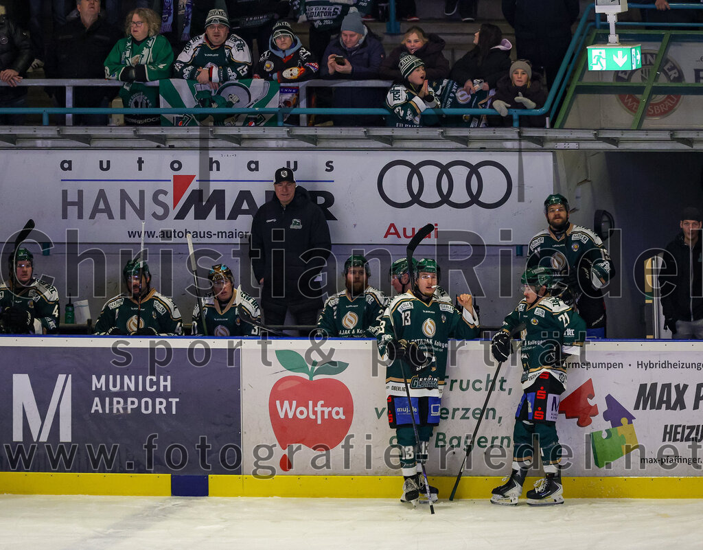 2026-01-18_070_TSV_Erding_gegen_Selber_Woelfe | Erding, Deutschland, 18.01.2026:Eishockey, Oberliga Süd 2025 / 2026, 38. Spieltag, TSV Erding gegen Selber Wölfe, Endergebnis: 2:3 n.V.Teamchef Thomas Daffner (Erding Gladiators), Björn Salhi (Erding Gladiators, #13), Erik Modlmayr (Erding Gladiators, #21)Foto: Christian Riedel / fotografie-riedel.net
