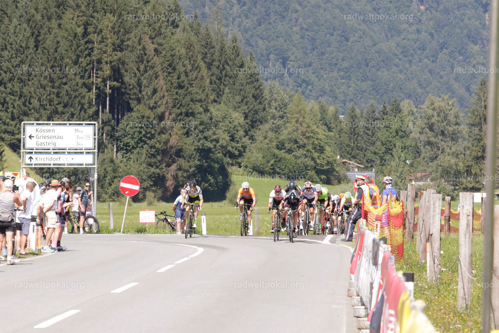 886_20230817_Bewerb_Maenner_Muehlanger | AUT - OESTERREICH, 2023-08-16: SPORT RENNRAD-FAHREN - 55. INTERNATIONALER RADWELTPOKAL IN ST. JOHANN IN TIROL  - Vintage-Radrennen mit WM-Bronze-Medaillen-Siegerin Christina Schweinberger, den Teilnehmer und Alexander Baumann (vom Orginastions-Team) - TAG 2 BEWERB MAENNER IN SECHS GRUPPEN  ; Foto: Roland Muehlanger