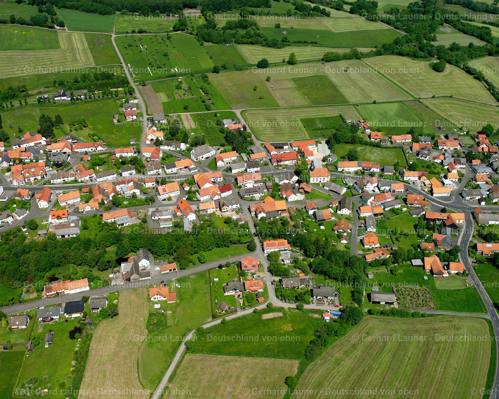 2614027 | ILBESHAUSEN-HOCHWALDHAUSEN 09.06.2006 Landwirtschaftliche Nutzflächen und Feldgrenzen  umsäumen das Siedlungsgebiet des Dorfes in Ilbeshausen-Hochwaldhausen im Bundesland Hessen, Deutschland // Agricultural land and field boundaries surround the settlement area of the village  in Ilbeshausen-Hochwaldhausen in the state Hesse, Germany Foto: Gerhard Launer