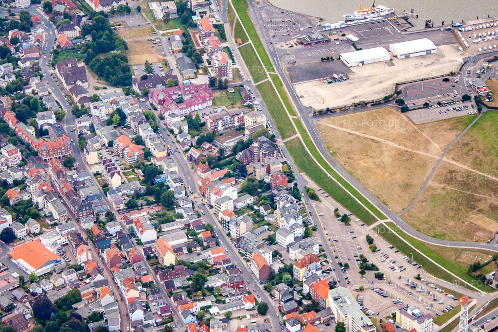 Luftbild: Fähre Helgoland, Am Seedeich in Cuxhaven im Bundesland Niedersachsen in Deutschland. Foto: IMG_70567.jpg vom 06.08.2014 durch Werner Riehm/FLY-FOTO.de