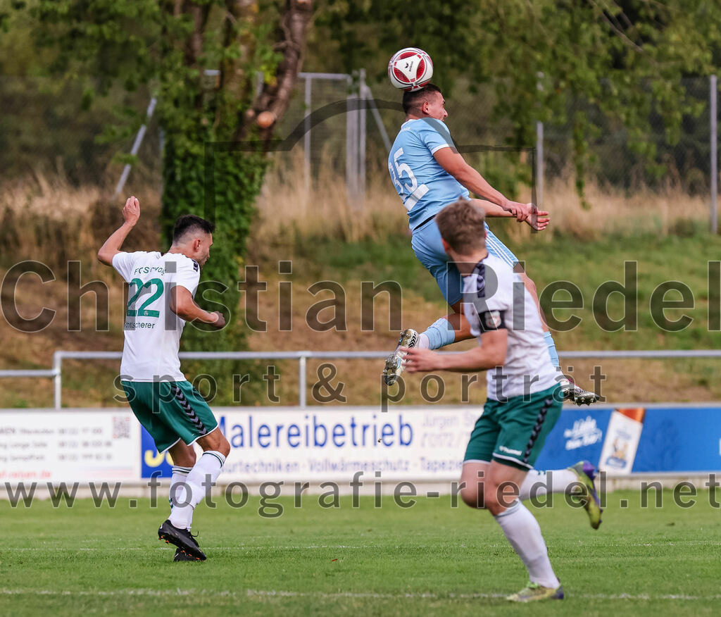 2023-07-28_035_FC_Schwaig_gegen_TSV_1860_Rosenheim | Oberding, Deutschland, 28.07.2023:
Fußball, Landesliga Südost 2023 / 2024, 3. Spieltag, FC Schwaig gegen TSV 1860 Rosenheim, Endergebnis: 1:1

Daniel Fichtlscherer (FC Schwaig, #22), Karlo Jolić (TSV 1860 Rosenheim, #35), Tobias Jell (FC Schwaig, #2)

Foto: Christian Riedel / fotografie-riedel.net