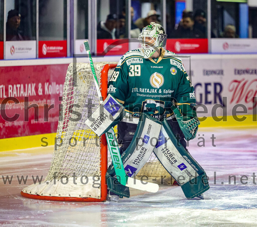 2025-11-25_022_TSV_Erding_gegen_EHF_Passau_Black_Hawks | Erding, Deutschland, 25.11.2025:Eishockey, Oberliga Süd 2025 / 2026, 20. Spieltag, TSV Erding gegen EHF Passau Black Hawks, Endergebnis: 2:3 n.V.Torwart Leon Meder (Erding Gladiators, #39)Foto: Christian Riedel / fotografie-riedel.net