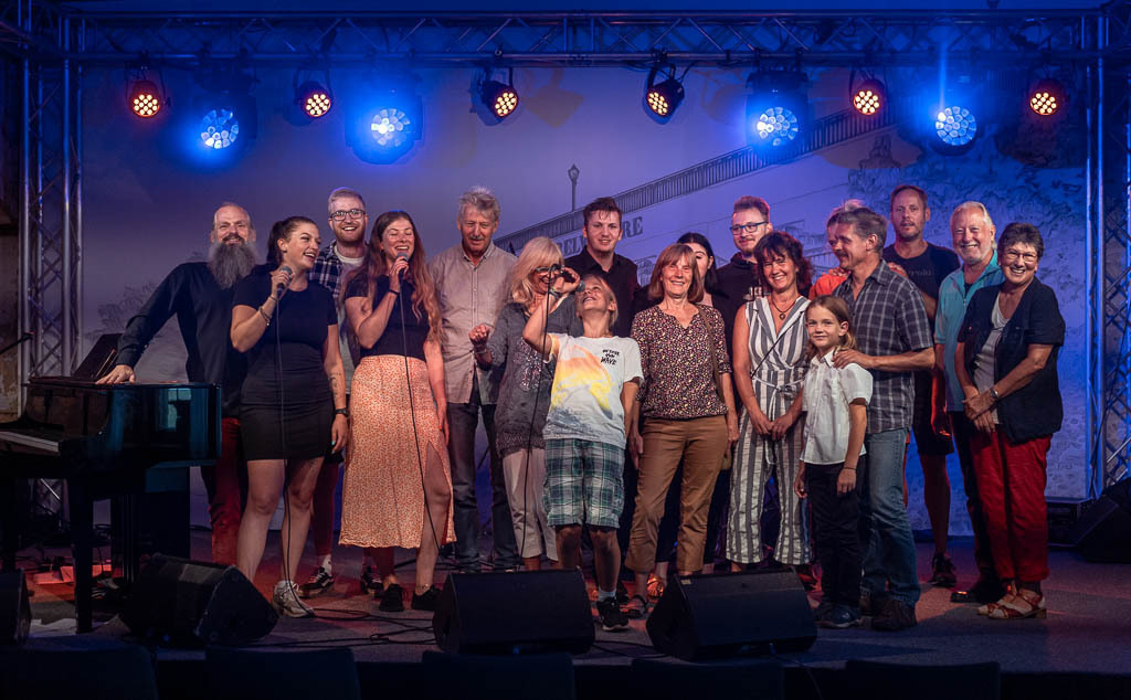 Karaoke mit Liveband | Karaoke mit Forster Family im Forte Belvedere Leisnig zum Festival Hallo Leisnig 2022. - Realisiert mit Pictrs.com