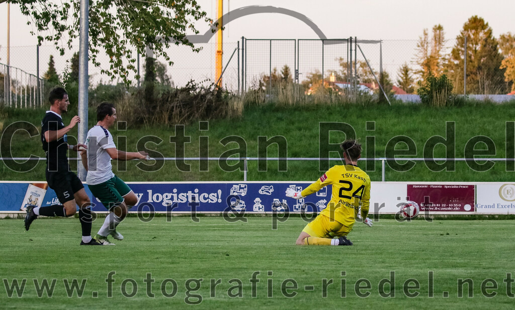 2023-08-18_127_FC_Schwaig_gegen_TSV_Kastl | Oberding, Deutschland, 18.08.2023:
Fußball, Landesliga Südost 2023 / 2024, 7. Spieltag, FC Schwaig gegen TSV Kastl, Endergebnis: 2:2

Raphael Kamhuber (TSV Kastl, #5), Benjamin Held (FC Schwaig, #17), Torwart Patrick Alramseder (TSV Kastl, #24)

Foto: Christian Riedel / fotografie-riedel.net