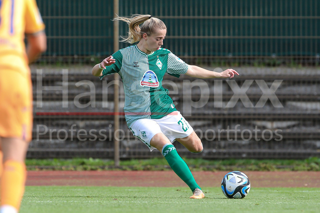 Fussball, Google Pixel Frauen-Bundesliga, SV Werder Bremen - TSG 1899 Hoffenheim | v.li.: Nina Lührßen (SV Werder Bremen, 27) am Ball, Einzelbild, Ganzkörper, Aktion, Action, Spielszene, DIE DFB-RICHTLINIEN UNTERSAGEN JEGLICHE NUTZUNG VON FOTOS ALS SEQUENZBILDER UND/ODER VIDEOÄHNLICHE FOTOSTRECKEN. DFB REGULATIONS PROHIBIT ANY USE OF PHOTOGRAPHS AS IMAGE SEQUENCES AND/OR QUASI-VIDEO.