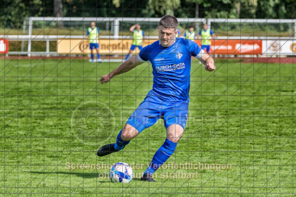 20250824_160145_0041-Bearbeitet | #,1.FC Eislingen (blau) vs. MTV Stuttgart (rot), Fussball, Landesliga 2 - wfv, 02. Spieltag, Saison 2025/2026, Rasenplatz, Eichbachstation, Haldenstraße, 73054 Eislingen, 24.08.2025 - 15:00 Uhr,Foto: PhotoPeet-Sportfotografie/Peter Harich