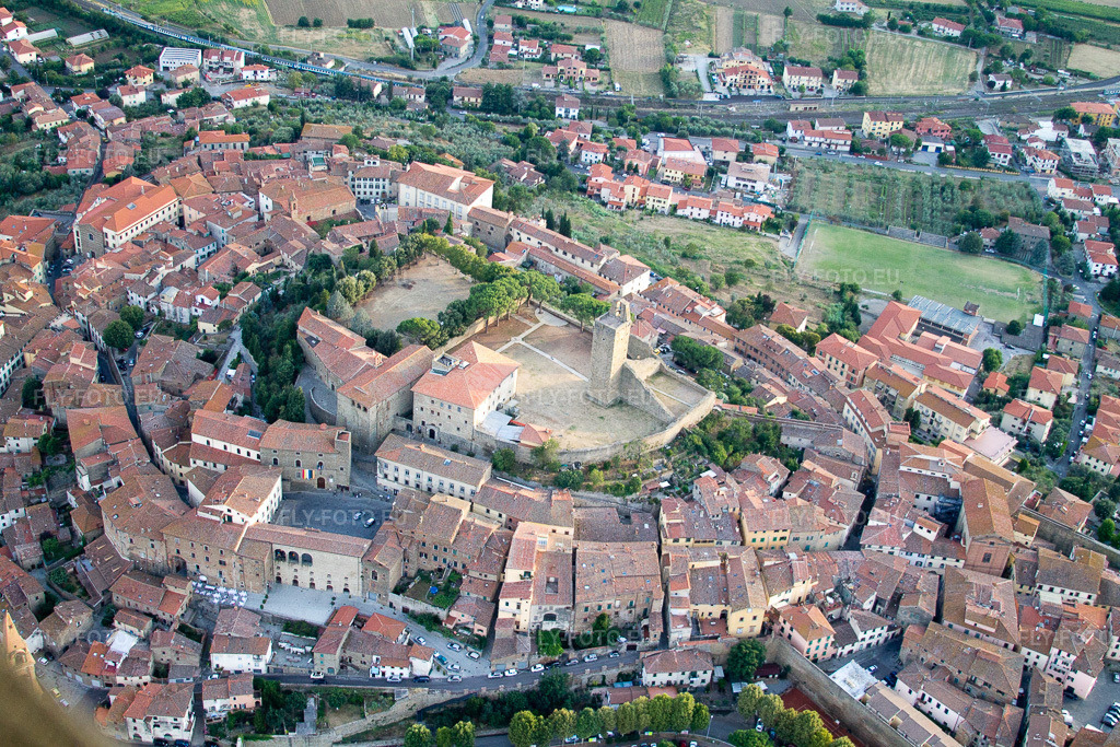 Vue aérienne: Vue de la ville à Castiglion Fiorentino dans le département Arezzo, Italie. Photo: IMG_43295.jpg prise le 24/07/2011 par Werner Riehm/FLY-FOTO.eu – Résolution de l'original: 4272 x 2848 px