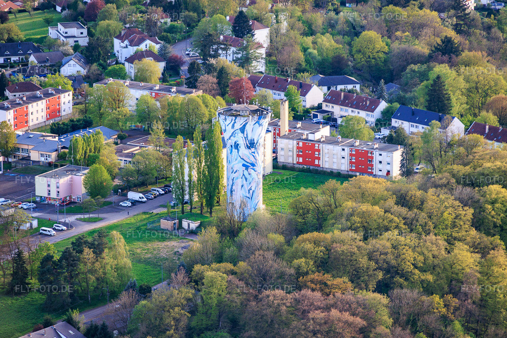 Luftbild: Bemalter Wasserturm an der Rue du Château d'Eau im Ortsteil La Carriere in Saint-Avold im Bundesland Moselle in Frankreich.Foto: IMG_154308.jpg vom 17.04.2026 durch Werner Riehm/FLY-FOTO.deAuflösung des Originals: 5643 x 3762 px